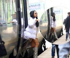 Justyna Steczkowska w kozakach i puchowej kurtce w Sopocie! W takim stroju jechała pociągiem. WOW!