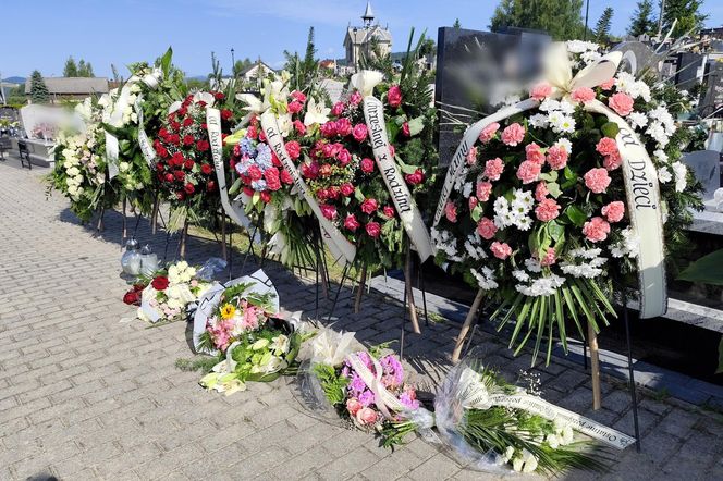 Kolorowe kwiaty i morze łez na pogrzebie Katarzyny z Raby Wyżnej. Zazdrosny mąż zabił ją 10 metrów od domu