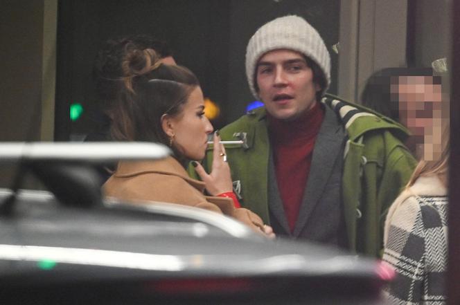 Julia Wieniawa z ukochanym na papierosie