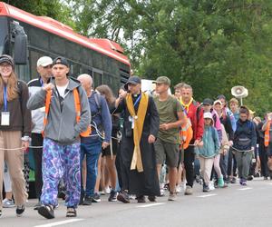 „Wychodzimy z Księżomierzy”. Słoneczny dzień pątników w drodze na Jasną Górę! ZDJĘCIA