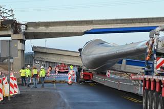 Wolin. Wiadukt zawalił się na S3! Uderzyło w niego śmigło wiatraka. Droga zablokowana.
