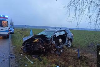 W pow. puławskim zderzyły się ze sobą trzy samochody. Nie żyje kierowca