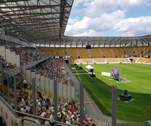 Kongres Świadków Jehowy w Białymstoku. Na stadionie miejskim tysiące uczestników [ZDJĘCIA]