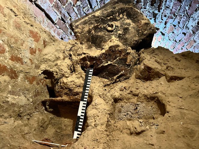 Pierwsze odkrycia w tajemniczej krypcie w Kazimierzu Biskupim