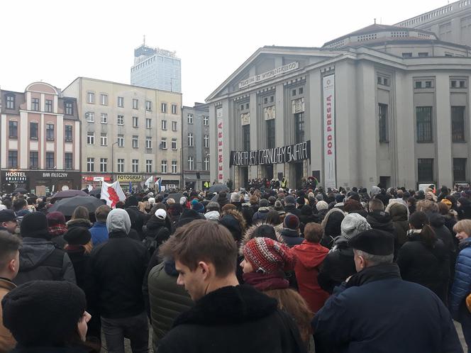 Czarny Piątek 2018 w Katowicach: Tłumy ludzi zebrały się na rynku