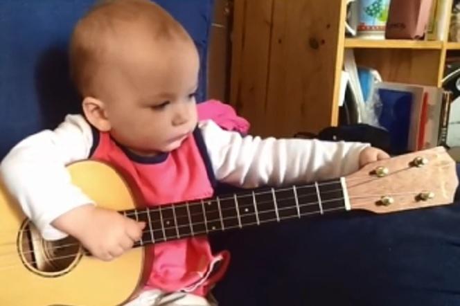 Małe dziecko wymiata na gitarze! Ten filmik podbija Internet