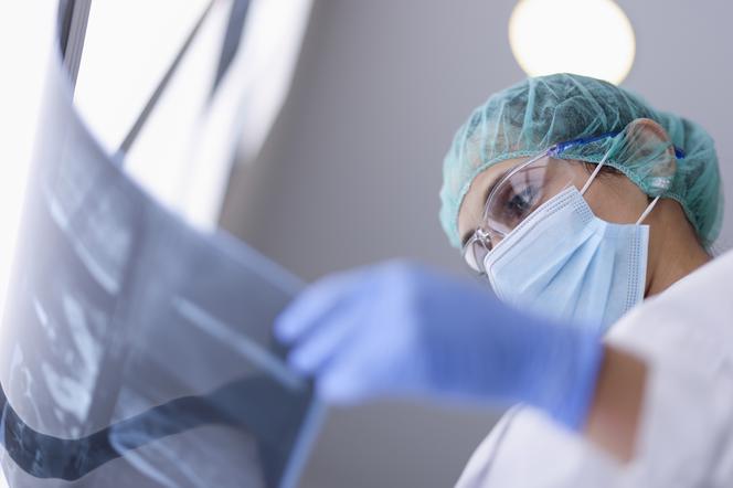 Omikron mnoży się w oskrzelach 70 razy szybciej niż wariant Delta