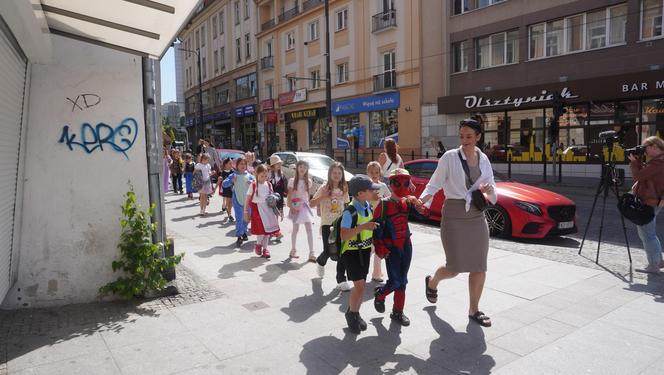  Dni Bajki 2024. W centrum Olsztyna zrobiło się bajkowo. Dzieci przejęły władzę nad miastem [ZDJĘCIA]