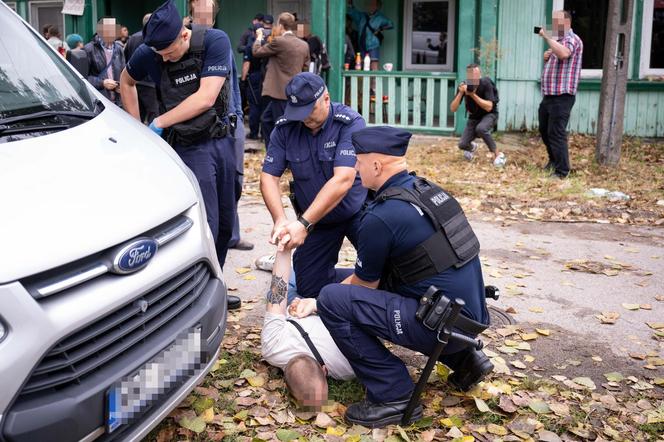 Chaos na Osiedlu Przyjaźń. Policja zatrzymała mieszkańca domku. „Wyciągnęli go siłą”