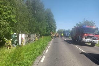   Wypadek autobusu szkolnego na Mazurach. Rannych kilka osób, droga zablokowana!