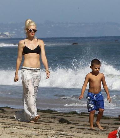 Gwen Stefani na plaży z rodziną