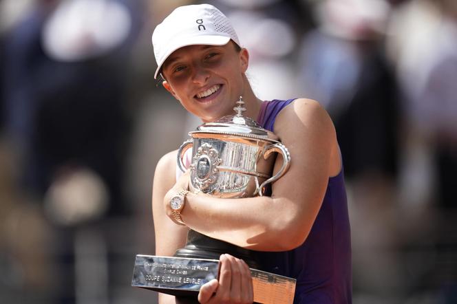 Zjawiskowa Iga Świątek świętuje zwycięstwo w Roland Garros