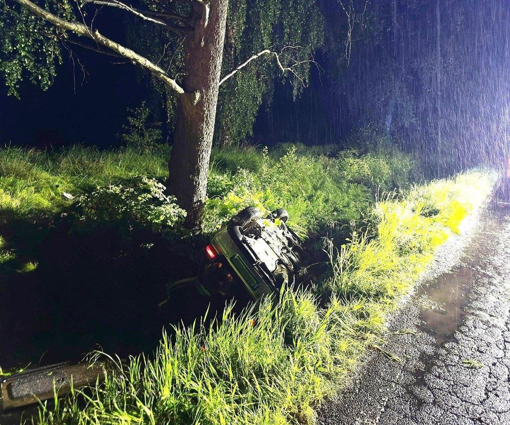 Dachował samochód osobowy. Trzy nastolatki ranne