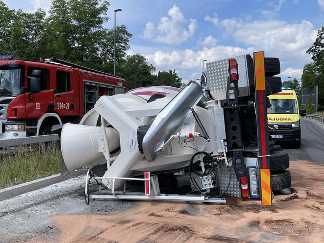 Betoniarka wywróciła się na bok. Na jezdnię wylały się kilogramy cementu