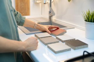 Ceny blatów laminowanych w październiku 2025. Ekonomiczne rozwiązanie do kuchni