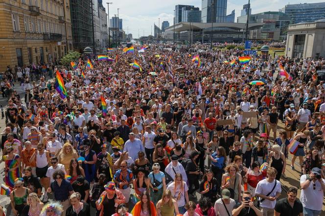 „Czas na równość jest teraz”. Ulicami Warszawy przeszła Parada Równości [GALERIA]