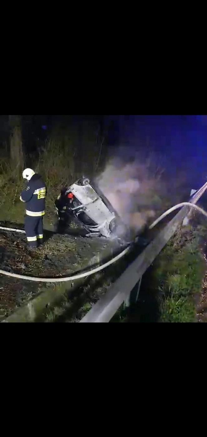 Sietesz. Auto po wypadku stanęło w ogniu