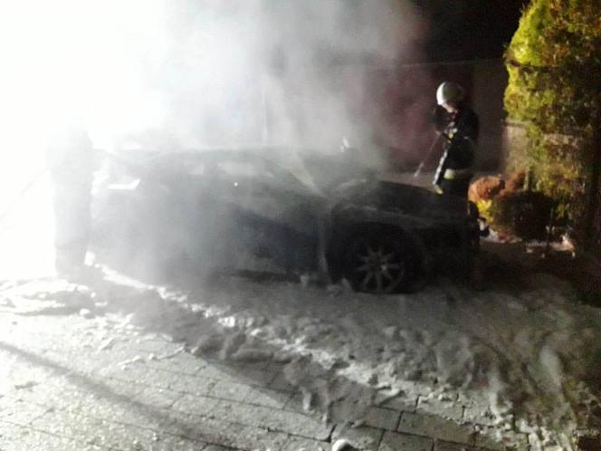 Citroen zamienił się w słup ognia! "Przyczyna pożaru jest nieustalona"