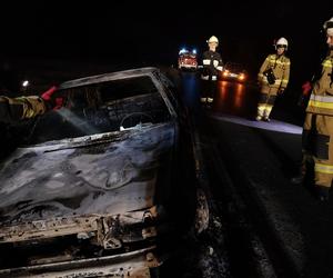 Spalone auto na drodze pod Opocznem. W środku zwęglone ciało 54-latka [ZDJĘCIA]