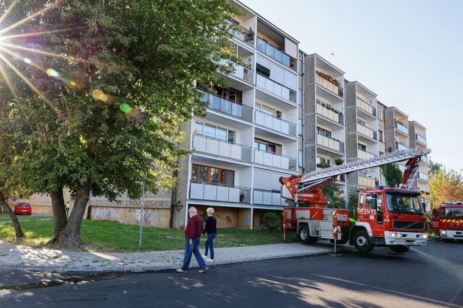 Pożar w bloku w Ostrowie Wielkopolskim. Nie żyje jedna osoba, 10 jest rannych