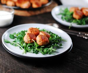 Biorę kaszę jęczmienną i wędzonego łososia. Te pyszne klopsiki podaję na obiad lub jako przekąskę 