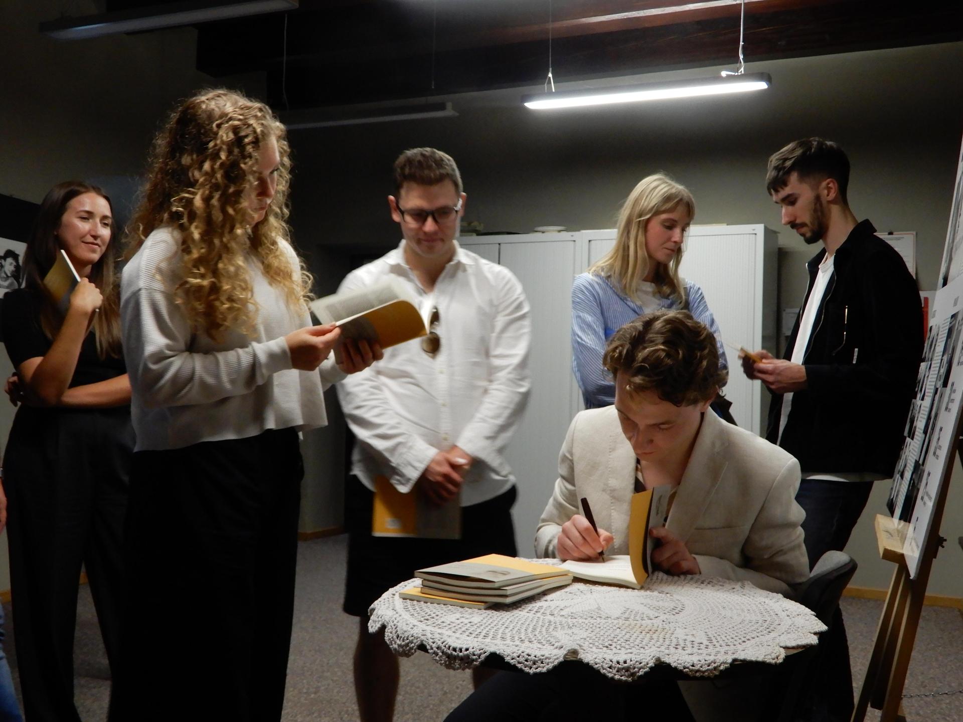 Maciej Rodak podpisuje swoją książkę 