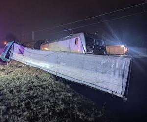 Łódź. Wypadek na przejeździe kolejowym. Tir zderzył się z pociągiem towarowym [ZDJĘCIA].