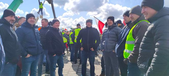 Ukrzyżowanie, bałwany i setki ciągników. Tak wyglądał protest rolniczy [ZDJĘCIA]