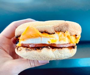 Domowy McMuffin z jajkiem i bekonem: przepis na ciepłą kanapkę śniadaniową