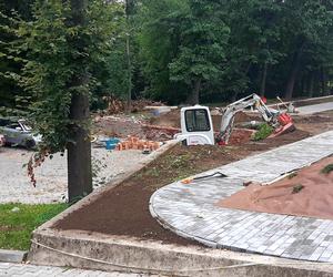 Nowy park powstaje przy szpitalu w Nowym Sączu.  Budowa właśnie się kończy!