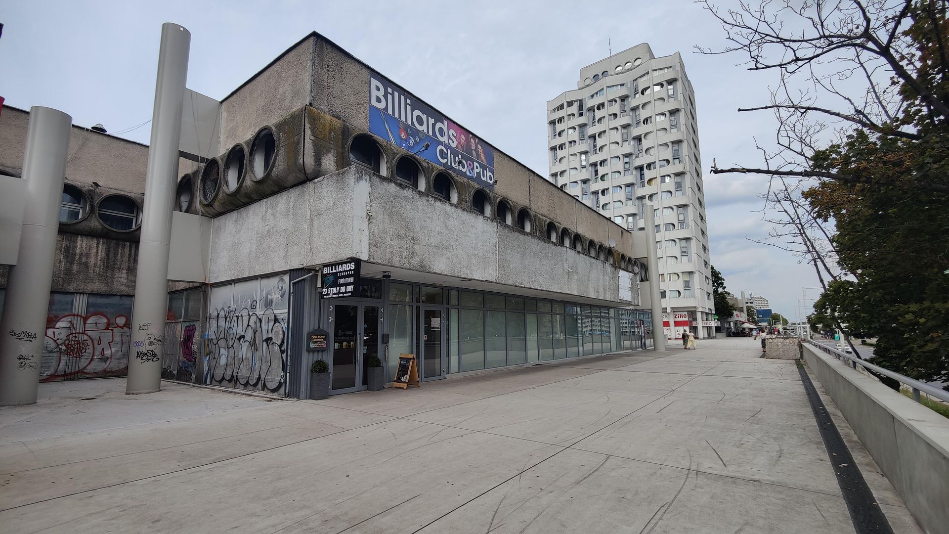 Remont esplanady przy Sedesowcach we Wrocławiu