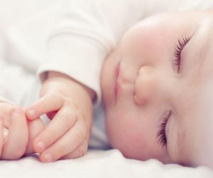 Maleńkie dziecko w oknie życia. Ktoś zostawił też pieluszki i mleko