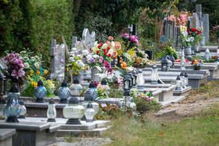 Grobowe rezerwacje na cmentarzach. Polacy stawiają nagrobki bez daty śmierci!