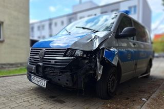 Kobiety, libacja alkoholowa i rozbity radiowóz. Policjanci z Płońska usłyszeli zarzuty. Wiemy, co dalej