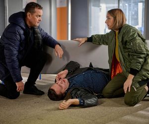 Na Wspólnej odc. 3984. Iga (Lidia Sadowa), Michał (Robert Kudelski), Sławek (Mariusz Słupiński)