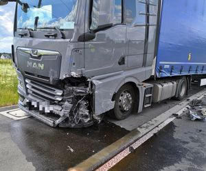Wypadek w Chełmie Śląskim. Kierowca wjechał pod ciężarówkę