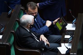 Kaczyński ogląda na tablecie oprawę Legii