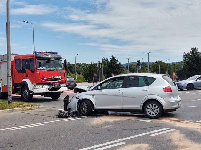Wypadek w Nowy Sączu. Matka z dzieckiem jechała karetką do szpitala. Ambulans zderzył się z osobówką