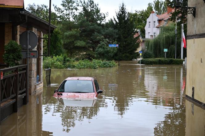 Dynamiczna sytuacja powodziowa. Rzeka Nysa Kłodzka zalała Kłodzko, 15 bm