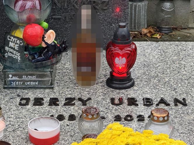 Grób Jerzego Urbana w Zaduszki. Niewiarygodne, co mu położyli na płycie!