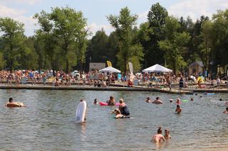 Wypadek na jeziorze. Pięć osób z dziećmi na dwuosobowym kajaku