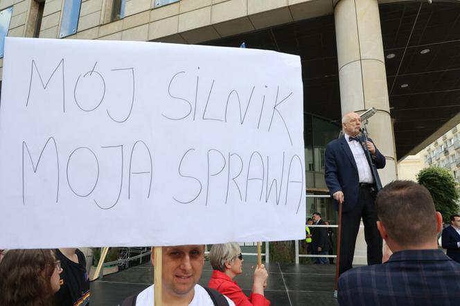 Protest przeciwko zakazowi sprzedazy aut spalinowych