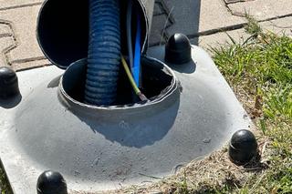 Latarnia przewróciła się na mężczyznę, a w karetce pękła opona. Niecodzienne zdarzenie w podwarszawskim Piasecznie