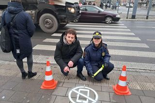 ​Odłóż telefon i żyj. W Łodzi przy przejściach dla pieszych pojawiły się piktogramy 