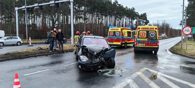 Nie ma świateł, jest kolizja. Zderzenie na dużym skrzyżowaniu w Lesznie