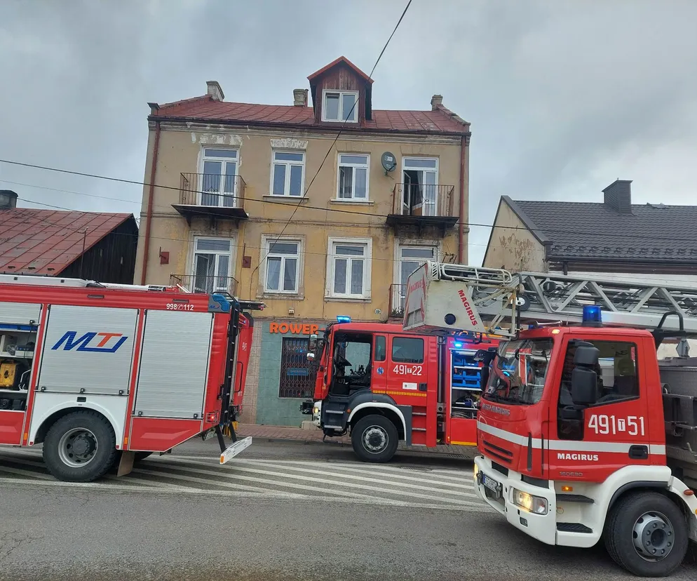 Pożar w kamienicy przy Iłżeckiej w Starchowicach! W niedzielny poranek służby w akcji