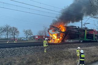 Zderzenie lawety z pociągiem koło Gniezna! Pojazdy stanęły w płomieniach 