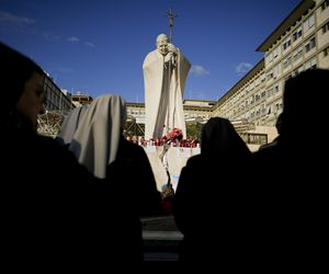 Wierni modlą się za Papieża Franciszka