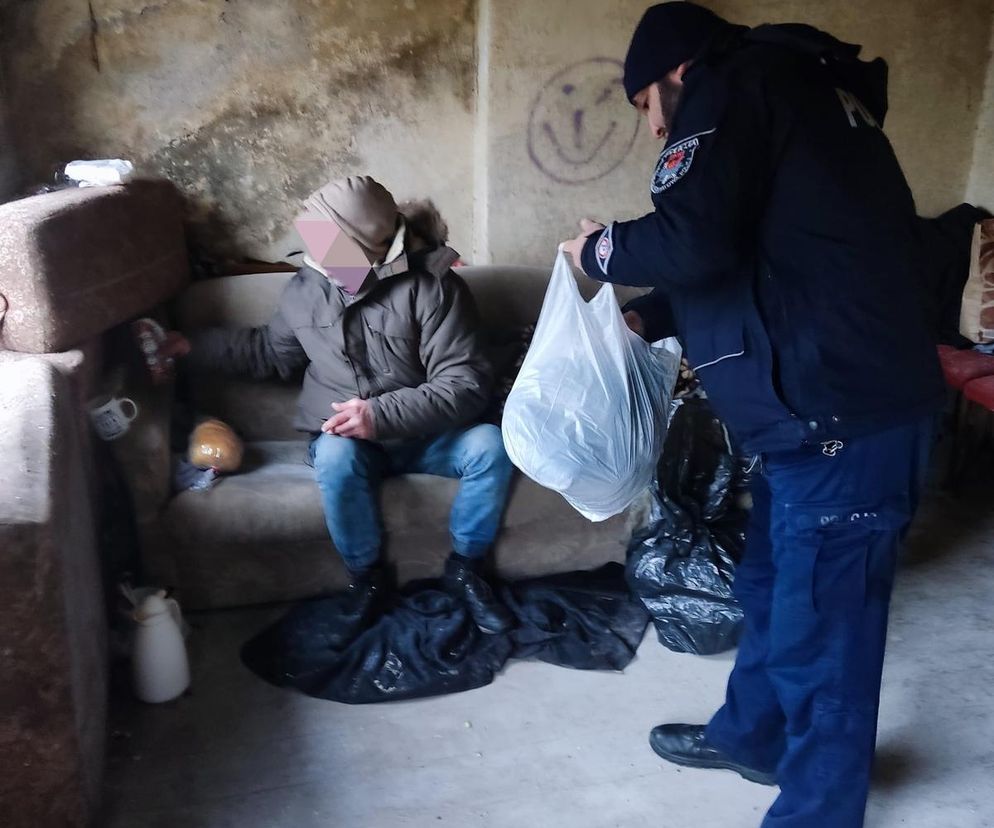 Nie tylko egzekwują prawo, ale także niosą pomoc. Policjanci z Wielkopolski otoczyli pomocą bezdomnego