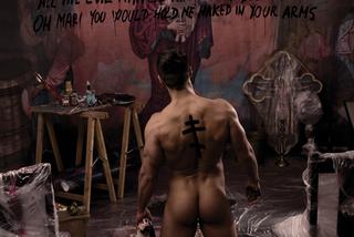 Kalendarz prawosławny 2015 [GALERIA]. Nadzy mężczyźni w cerkwi